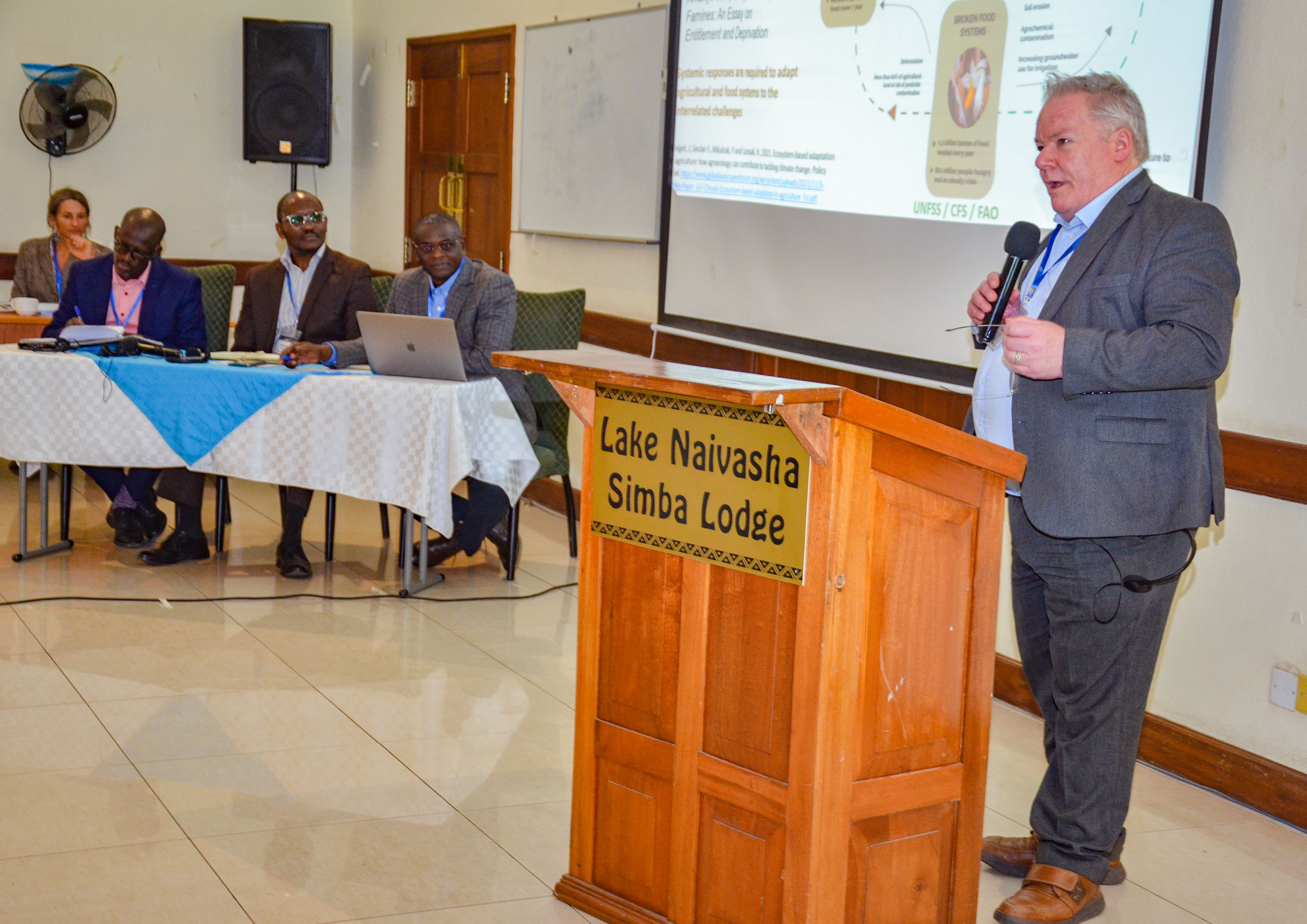 Dr Fergus Sinclair, Scientifique en Chef, CIFOR-ICRAF et co-organisateur du TPP sur l'agro- écologie, a présidé la session 2 : Panel interactif sur les politiques fondées sur des données probantes pour promouvoir l'agro- écologie au service de la sécurité alimentaire. (Crédit : ICRAF)