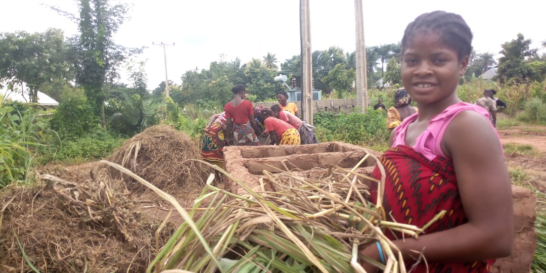 On-farm materials, such as cattle dung, poultry litter, harvested green leaves, pre-dried leaves and mud, are layered to produce a compost “sandwich” within the trenches.